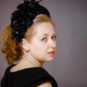 Black fascinator headband for women features a beautiful flower headdress. Black flower crown headband for wedding guest inspired by Kate Middleton halo headband hat. Floral head piece offers alternative to church hat and fascinator headband.