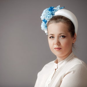 Babyblauwe fascinator hoofdbandhoed voor dames, babyblauwe bloemenkroon, bloemenkroonhoofddeksel voor bruiloft geïnspireerd door Kate Middleton afbeelding 4