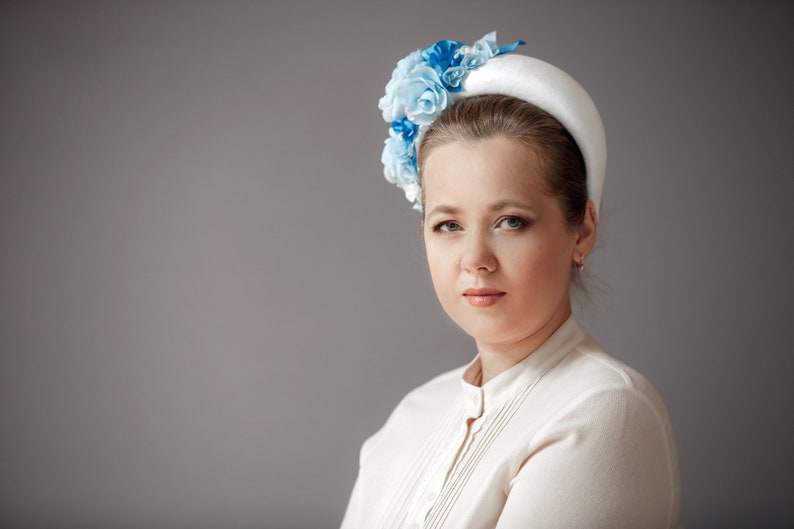 Babyblauwe fascinator hoofdbandhoed voor dames, babyblauwe bloemenkroon, bloemenkroonhoofddeksel voor bruiloft geïnspireerd door Kate Middleton afbeelding 4