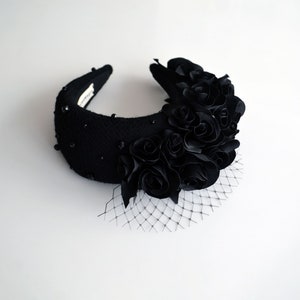 Black fascinator headband for wedding guest is hand made. Black flower crown inspired by Kate Middleton. Padded halo headband comes with birdcage veil or whithout. Beads can be added to the wedding halo hat
Wedding guest hairband trimmed with flowers