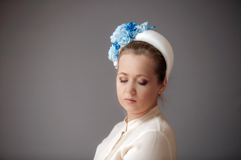 Babyblauwe fascinator hoofdbandhoed voor dames, babyblauwe bloemenkroon, bloemenkroonhoofddeksel voor bruiloft geïnspireerd door Kate Middleton afbeelding 1