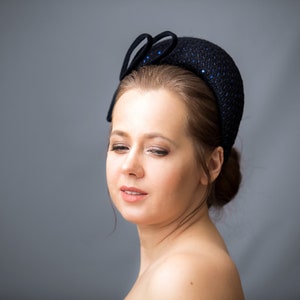 Navy blue fascinator headband for wedding guest is hand made. Navy halo headband crown comes with velvet double bow or without.
Wedding guest hairband covered in sequins tweed. Wedding fascinator trimmed with intone asymmetrical double bow.