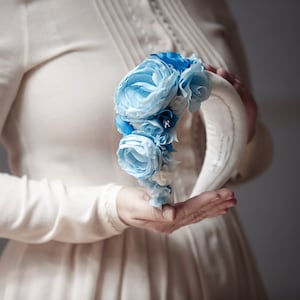 Babyblauwe fascinator hoofdbandhoed voor dames, babyblauwe bloemenkroon, bloemenkroonhoofddeksel voor bruiloft geïnspireerd door Kate Middleton afbeelding 7