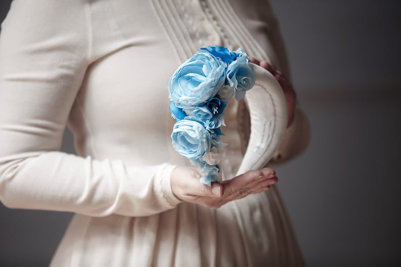 Babyblauwe fascinator hoofdbandhoed voor dames, babyblauwe bloemenkroon, bloemenkroonhoofddeksel voor bruiloft geïnspireerd door Kate Middleton afbeelding 7