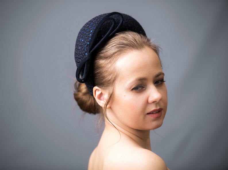 Navy blue fascinator headband for wedding guest is hand made. Navy halo headband crown comes with velvet double bow or without.
Wedding guest hairband covered in sequins tweed. Wedding fascinator trimmed with intone asymmetrical double bow.