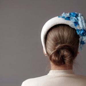 Babyblauwe fascinator hoofdbandhoed voor dames, babyblauwe bloemenkroon, bloemenkroonhoofddeksel voor bruiloft geïnspireerd door Kate Middleton afbeelding 5