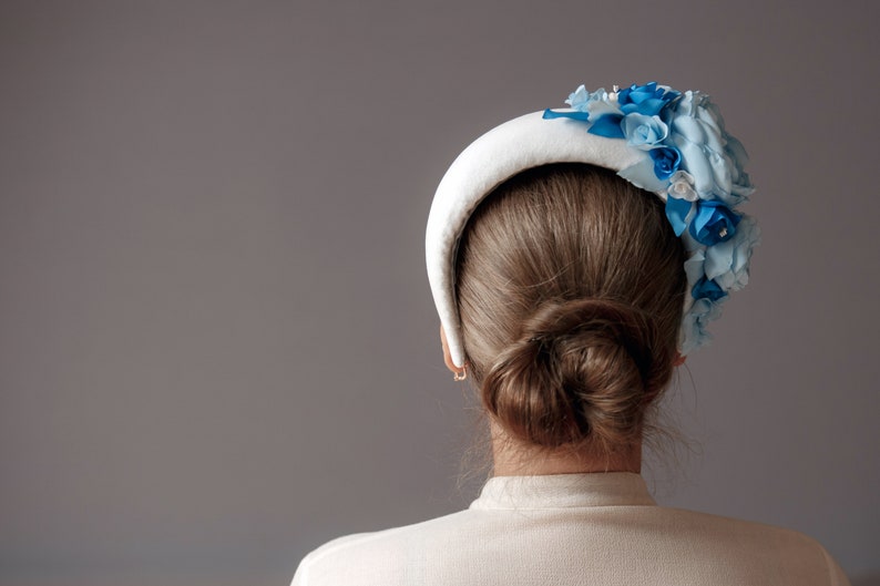 Babyblauwe fascinator hoofdbandhoed voor dames, babyblauwe bloemenkroon, bloemenkroonhoofddeksel voor bruiloft geïnspireerd door Kate Middleton afbeelding 5