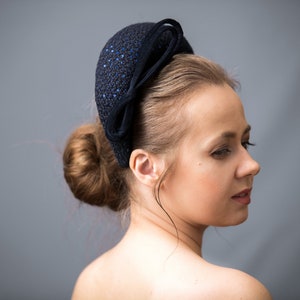 Navy fascinator headband for wedding guest is hand made. Navy halo headband crown comes with velvet bow or without.
Navy hairband covered in sequins tweed. Wedding fascinator trimmed with asymmetrical bow on the right side of the padded headband.