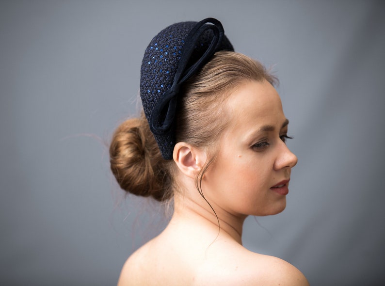 Navy fascinator headband for wedding guest is hand made. Navy halo headband crown comes with velvet bow or without.
Navy hairband covered in sequins tweed. Wedding fascinator trimmed with asymmetrical bow on the right side of the padded headband.