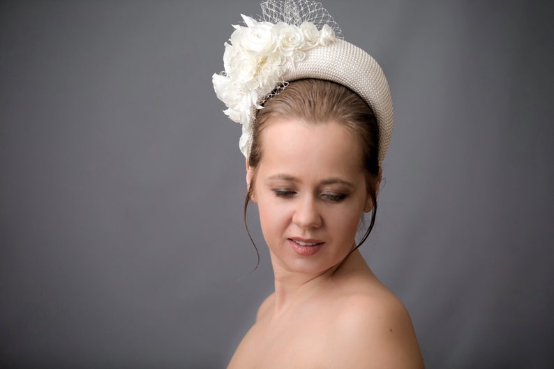 Cremefarbenes Hochzeits-Fascinator-Stirnband, inspiriert von Kate Middletons Stirnbandhut mit Vogelkäfigschleier No need