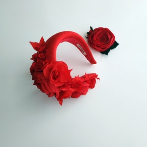 Red flower fascinator hat for wedding guests in Kate Middleton style is a stunning floral headpiece. Red rose crown comes separetely or with brooch. Perfect as a alternative to a traditional Kentucky Derby hat. Padded headband covered in a fabric.