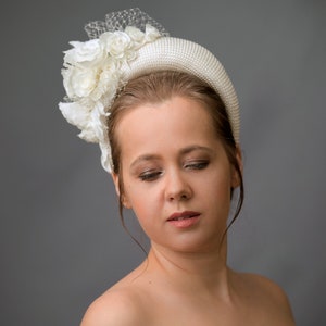 Bridal floral headpiece in Catherine Princess of Wales style is hand made. With it's contemporary halo-design and wedding head piece for bride is the perfect hybrid design. TWedding fascinator headband is finished with ivory fabric.