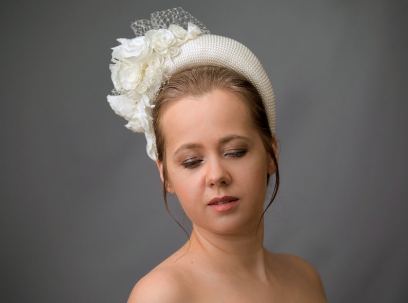 Bridal floral headpiece in Catherine Princess of Wales style is hand made. With it's contemporary halo-design and wedding head piece for bride is the perfect hybrid design. TWedding fascinator headband is finished with ivory fabric.