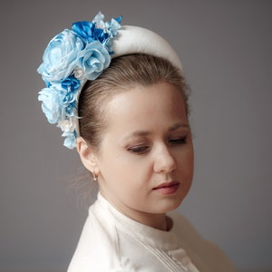 Babyblauwe fascinator hoofdbandhoed voor dames, babyblauwe bloemenkroon, bloemenkroonhoofddeksel voor bruiloft geïnspireerd door Kate Middleton afbeelding 2