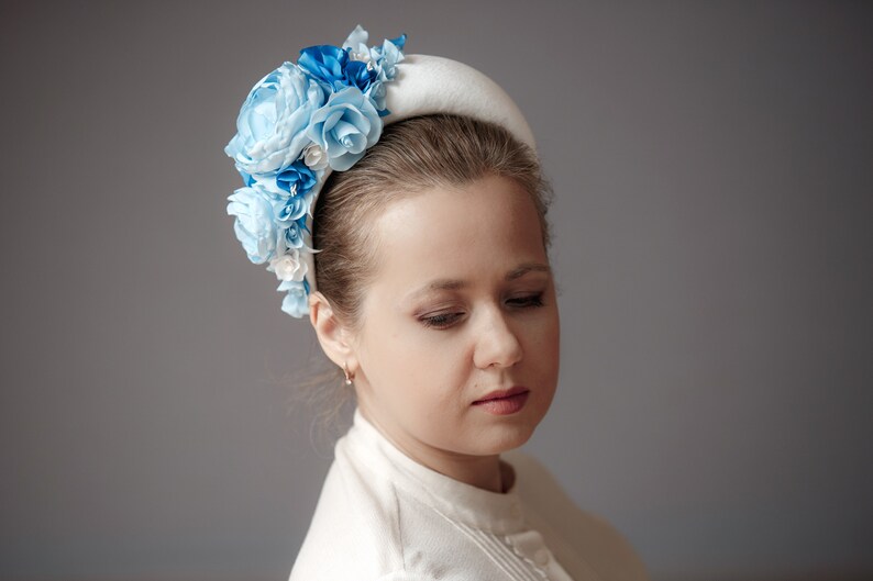 Babyblauwe fascinator hoofdbandhoed voor dames, babyblauwe bloemenkroon, bloemenkroonhoofddeksel voor bruiloft geïnspireerd door Kate Middleton afbeelding 2