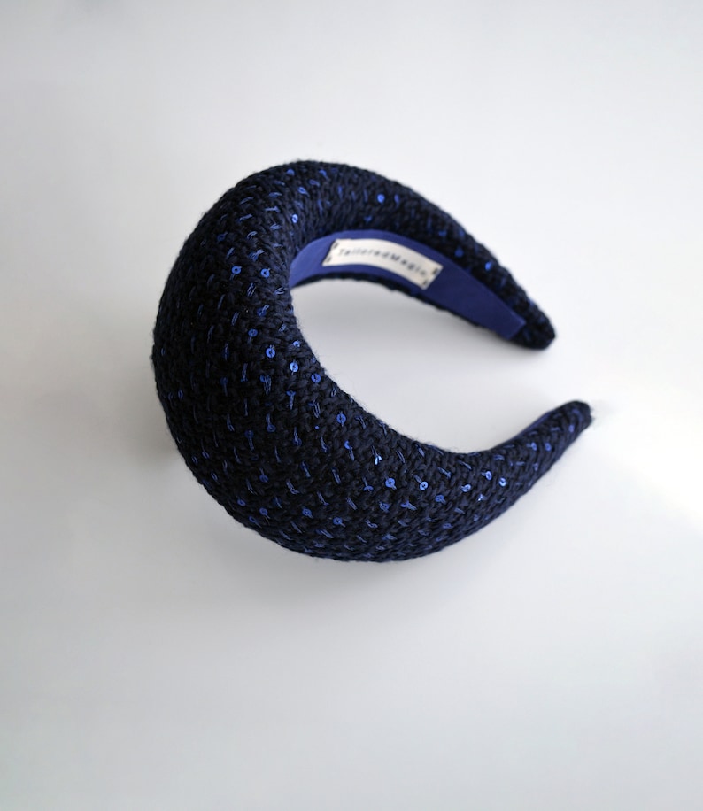 Wedding guest headband inspired by wonderful Kate Middleton halo crown headband. Navy blue wedding hat is hand made. Navy fascinator headband comes with birdcage veil or without.
Navy hatinator will instantly elevate any outfit