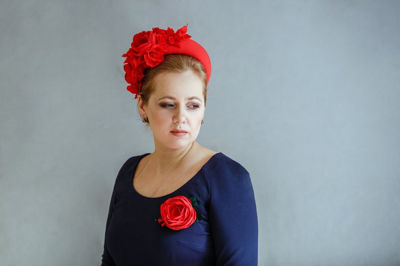 Fascinator headband is a fabulous floral headpiece. Fascinator hat inspired by Kate Middleton headband hat. Perfect alternative to a wedding guest hat. Headband for wedding guest is hand made. Rose crown is perfect flower head piece for any occasion.