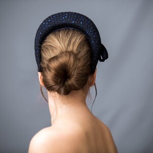 Navy fascinator headband for wedding guest is hand made. Navy halo headband crown comes with velvet bow or without.
Navy hairband covered in sequins tweed. Wedding fascinator trimmed with asymmetrical bow on the right side of the padded headband.