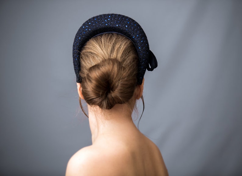 Navy fascinator headband for wedding guest is hand made. Navy halo headband crown comes with velvet bow or without.
Navy hairband covered in sequins tweed. Wedding fascinator trimmed with asymmetrical bow on the right side of the padded headband.