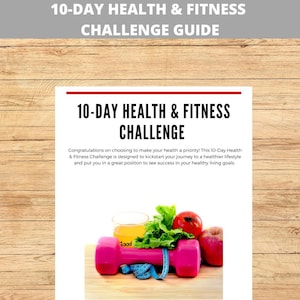 Puede incluir: Una mancuerna rosa con una cinta métrica envuelta alrededor. Un vaso de jugo de naranja, un tomate, una manzana y lechuga están sobre la mancuerna. El texto "10-Day Health & Fitness Challenge" está en la parte superior de la imagen.