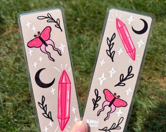 Marcador de página laminado rosa com mariposa mágica e cristal - desenhado à mão e feito à mão
