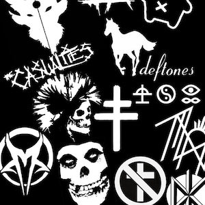 Könnte beinhalten: Eine Sammlung weißer Vinyl-Aufkleber auf schwarzem Hintergrund mit verschiedenen Bandlogos, Totenköpfen, einem Pferd und Symbolen. Der Text umfasst DEMON HUNTER, IX, THE CASUALTIES, deftones, CUSTOM DECALS OF ANY KIND! PLEASE NOTE, THESE ARE ONLY EXAMPLES.