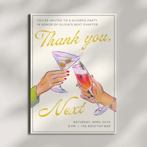 Op de afbeelding: Uitnodiging voor een scheidingsfeest met de woorden "Thank you, Next" in goud. Twee handen proosten met cocktails. De uitnodiging bevat de datum, tijd en locatie van het evenement op een crèmekleurige achtergrond.