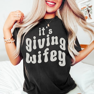 It&#39;s Giving Wifey T-Shirt Comfort Colors Bride Shirt Bride to Be T-Shirt Oversized Bride Shirt Bachelorette Party Favors Getting Ready Shirt