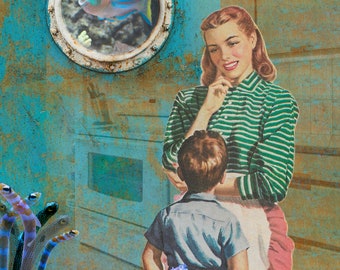 Puede incluir: Una ilustración de estilo vintage de una mujer con una camisa a rayas y un delantal rosa, de pie con un niño pequeño. La mujer mira al niño, que está mirando un caballito de mar. La imagen está sobre un fondo azul y verde con una ventana redonda que muestra un pez azul.