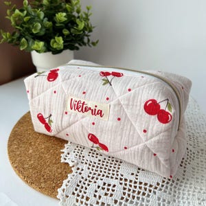 Kosmetiktasche aus Musselin | gesteppt | personalisiert mit Name | klein und groß | Kirschen Muster | Geschenkidee | Summer Must Have