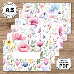 Könnte beinhalten: Druckbare A5-Umschlageinlagen mit floralen Aquarelldesigns. Die Einlagen zeigen eine Vielzahl von Blumen in Rosa-, Lila-, Gelb- und Blautönen mit grünem Laub auf weißem Hintergrund. Der Text "Printable A5 Envelope Inserts" und "Digital Download PDF" ist sichtbar.