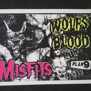 Pode incluir: Um pôster preto e branco com uma ilustração gráfica de um lobo com olhos vermelhos. O texto "WOLFS BLOOD" está em amarelo e o texto "MISFITS" está em rosa. O texto "PLAN 9" está em branco.