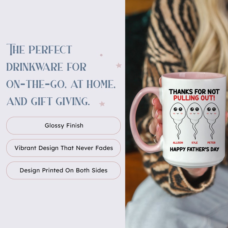 Op de afbeelding: Witte keramische mok met een roze binnenkant en oor. De mok heeft de tekst "THANKS FOR NOT PULLING OUT!" en illustraties van zaadcellen. Daaronder staan de namen "ALLISON", "KYLE" en "PETER", met "HAPPY FATHER'S DAY" eronder.