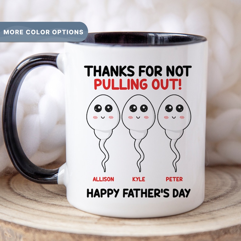 Op de afbeelding: Witte keramische mok met een zwarte binnenkant en handvat. De mok heeft de tekst "THANKS FOR NOT PULLING OUT!" boven drie cartoon spermacellen. Onder de spermacellen staan de namen "ALLISON", "KYLE" en "PETER", met "HAPPY FATHER'S DAY" onderaan.