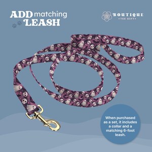 K&ouml;nnte beinhalten: Eine lila Hundeleine mit einem Halloween-Muster aus wei&szlig;en Geistern, Totenk&ouml;pfen und Flederm&auml;usen. Die Leine hat einen goldfarbenen Metallverschluss. Der Text "ADD matching LEASH" befindet sich oben links.