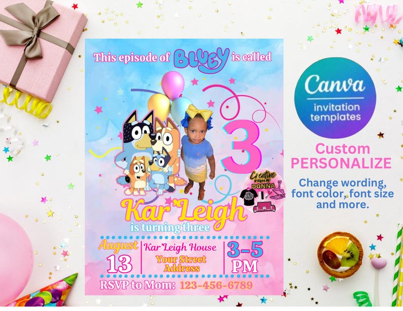 Op de afbeelding: Een gepersonaliseerde verjaardagsuitnodiging met Bluey-personages, een jong meisje en het cijfer 3. De uitnodiging bevat de tekst "Kar Leigh wordt drie" en feestdetails.