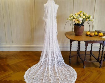 Mantilla Brautschleier aus Chantillyspitze, Elfenbeinfarbener Schleier