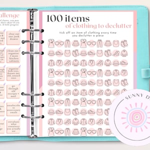 K&ouml;nnte beinhalten: Eine rosa und wei&szlig;e Planerseite mit einer Checkliste zum Entr&uuml;mpeln von 100 Kleidungsst&uuml;cken. Die Checkliste enth&auml;lt eine Vielzahl von Kleidungsst&uuml;cken, wie z. B. Hemden, Hosen, R&ouml;cke, Kleider, Schuhe und Accessoires. Die Seite enth&auml;lt auch ein motivierendes Zitat zum Entr&uuml;mpeln und eine niedliche Sonnengrafik.
