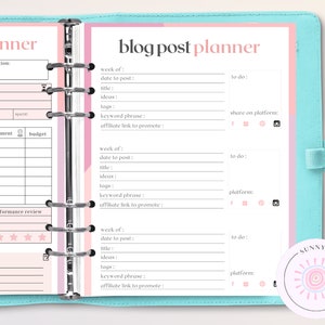 Op de afbeelding: Een roze en blauwe planner met een sectie voor het plannen van blogberichten. De planner heeft secties voor week van, datum van posten, titel, idee&euml;n, tags, trefwoordzin, affiliate link om te promoten, te doen en te delen op platform. De planner heeft ook een sectie voor advertentieplaatsing, budget en advertentieprestatiebeoordeling.