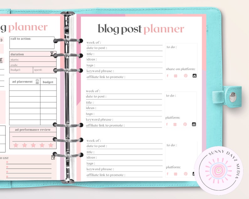 Op de afbeelding: Een roze en blauwe planner met een sectie voor het plannen van blogberichten. De planner heeft secties voor week van, datum van posten, titel, idee&euml;n, tags, trefwoordzin, affiliate link om te promoten, te doen en te delen op platform. De planner heeft ook een sectie voor advertentieplaatsing, budget en advertentieprestatiebeoordeling.
