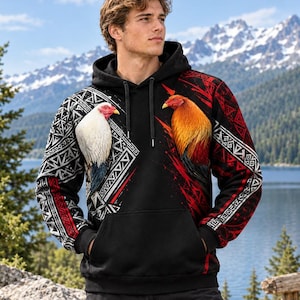 Peut inclure: Un sweat à capuche noir orné d'un coq blanc sur la poitrine gauche et d'un coq doré sur la poitrine droite. Le vêtement comprend une poche kangourou à l'avant, des cordons de serrage noirs et des motifs géométriques rouges et blancs sur les manches.