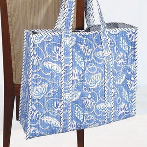 Sac cabas matelassé chic Sac cabas XL à imprimé blocs de main Sac cabas bleu et blanc Fermeture magnétique Poche intérieure Sac de plage Sac shopping Cadeau pour maman