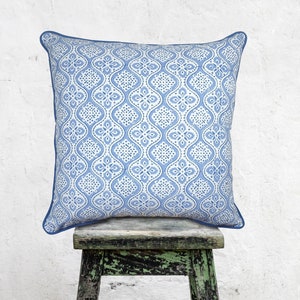 Capa de almofada com estampa de blocos Linda capa de almofada azul e branca Carolina Blue 50 x 50 cm Frente e verso 100% algodão orgânico Zíper oculto Borda com vivo