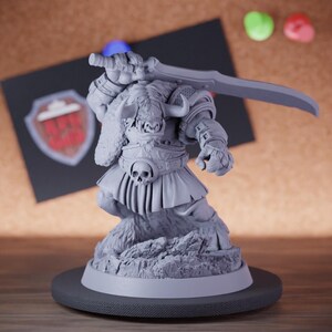 Miniatura del guerriero spada Tauren Hellbane Dungeons and Dragons Mini RPG Miniatura da tavolo DnD Pittura Pathfinder 5e DnD / DB