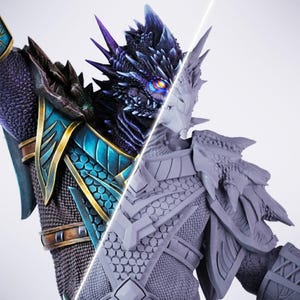 Pode incluir: Uma escultura detalhada de um guerreiro dragão, dividida diagonalmente para mostrar tanto a versão colorida e acabada quanto o protótipo cinza sem pintura. O dragão apresenta uma armadura intrincada com detalhes azuis e dourados e uma expressão feroz com olhos laranja brilhantes.