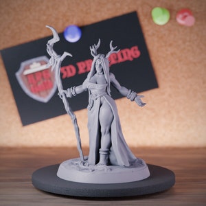Miniatura de druida femenina, elfa, guardiana del bosque, mazmorras y dragones, minijuego de rol, miniatura de mesa, DnD, pintura, Pathfinder 5e, DnD/AG
