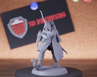 Puede incluir: Figura gris impresa en 3D de un arquero con una capa con capucha, sosteniendo un arco y una espada. La figura está sobre una base circular. El fondo incluye una tarjeta negra con el texto "3D PRINTING".