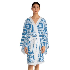 Könnte beinhalten: Weißer Bademantel mit langen Ärmeln und einem blauen Muster aus koreanischen Wörtern und Phrasen. Der Bademantel hat einen Bindegürtel in der Taille.