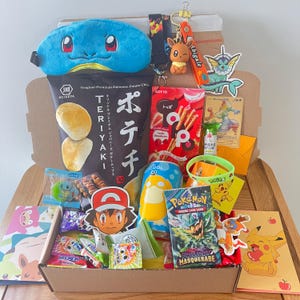 Caixa de presente de aniversário Pokémon para fãs, pacotes de reforço de TCG opcionais, presentes de Pikachu, presente perfeito de volta às aulas de anime e mangá para amantes de Pokémon