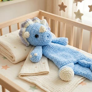 Triceratops Snuggler-haakpatroon, amigurumi-dinosaurus Lovey pdf, tutorial schattige dino veiligheidsdeken, DIY kraamcadeau, knuffel pdf
